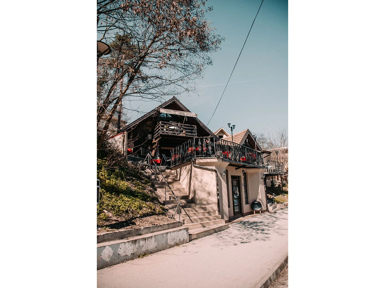 Spoljašnjost restorana pored šetališta