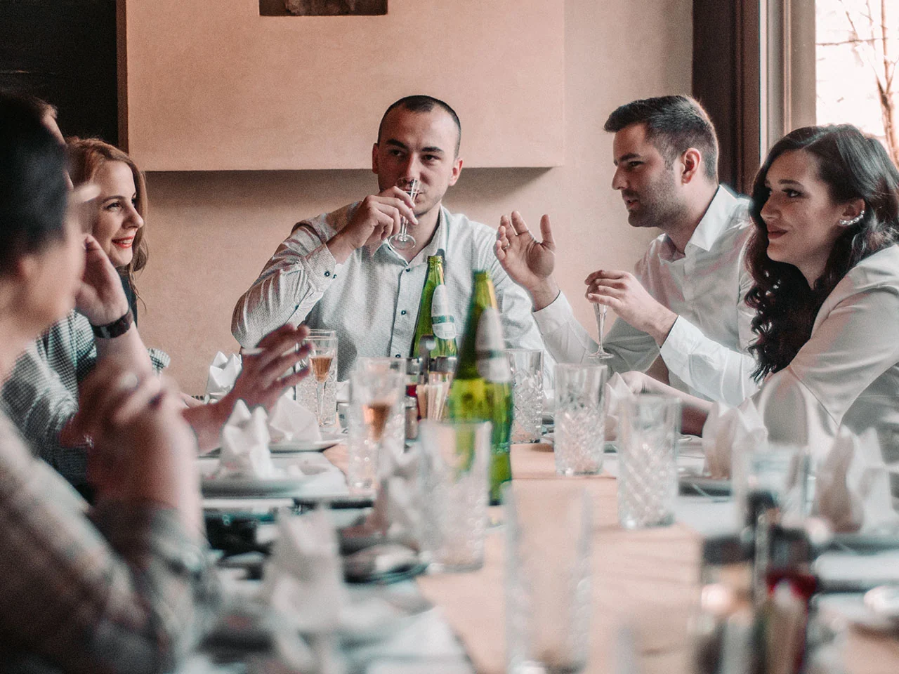 Druženje za trpezom u restoranu